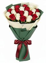 Букет Микс из красных и белых роз в Ардатове Нижегородской области