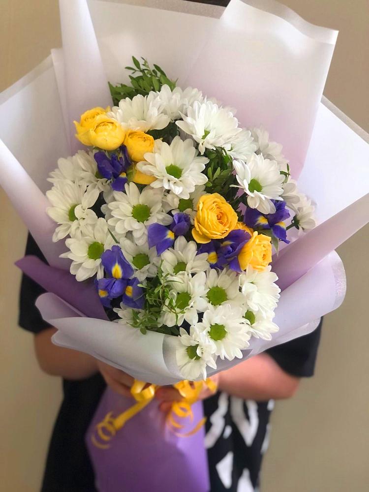 Букет цветов из: Ирисы, Хризантемы и Розы в Ардатове Нижегородской области