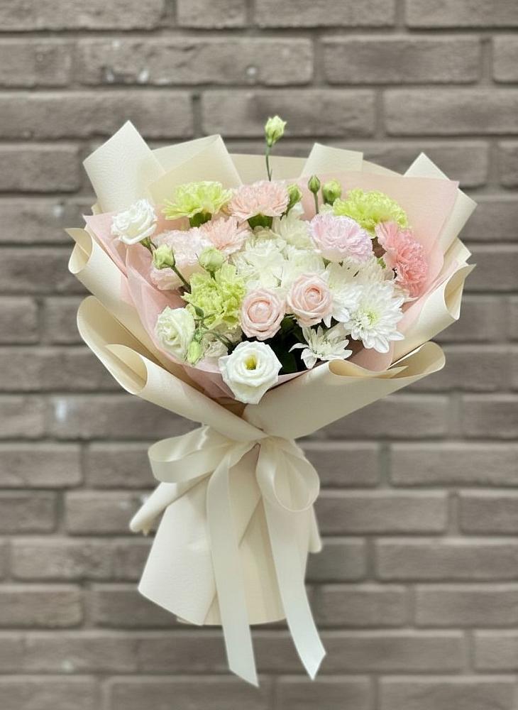 Букет цветов из: Гвоздики, Розы, Лизиантусы и Хризантемы в Ардатове Нижегородской области