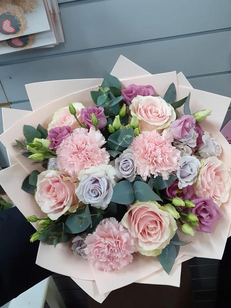 Букет цветов из: Розы, Гвоздики и Лизиантусы в Ардатове Нижегородской области